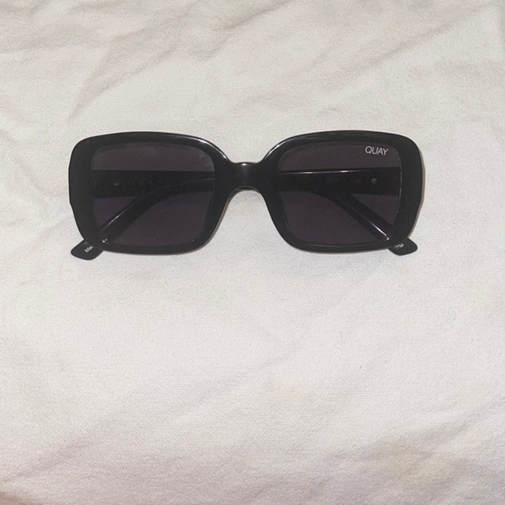 Quay Australia Sunglasses. Quay x Kyle Jenner. Style: 20’s Black/Smoke